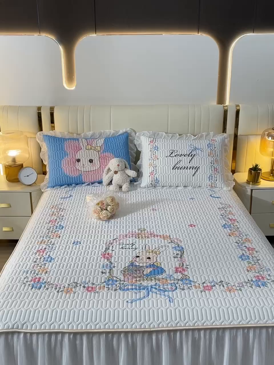 91家纺网 家纺一手货源 找家纺 炫拼家纺 2025新款凉感丝印花床裙款乳胶凉席三件套 彼得花园