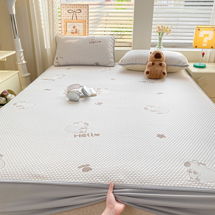 91家纺网 家纺一手货源 找家纺 春寻家纺 2025新款冰豆豆冰丝凉席-卡皮巴拉系列 床笠款-卡皮巴拉-咖