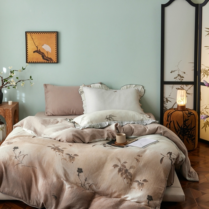 91家纺网 家纺一手货源 找家纺 安莱生活 2025新款全棉精梳棉双层纱绉纱数码印花四件套 烟雨江南-咖