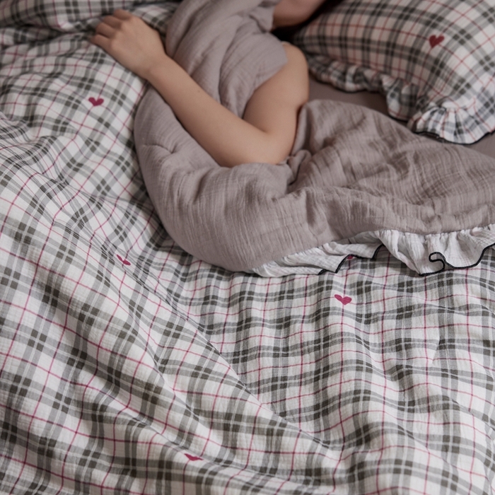 91家纺网 家纺一手货源 找家纺 安莱生活 2025新款全棉精梳棉双层纱绉纱数码印花夏凉被 海派甜心-灰  夏被