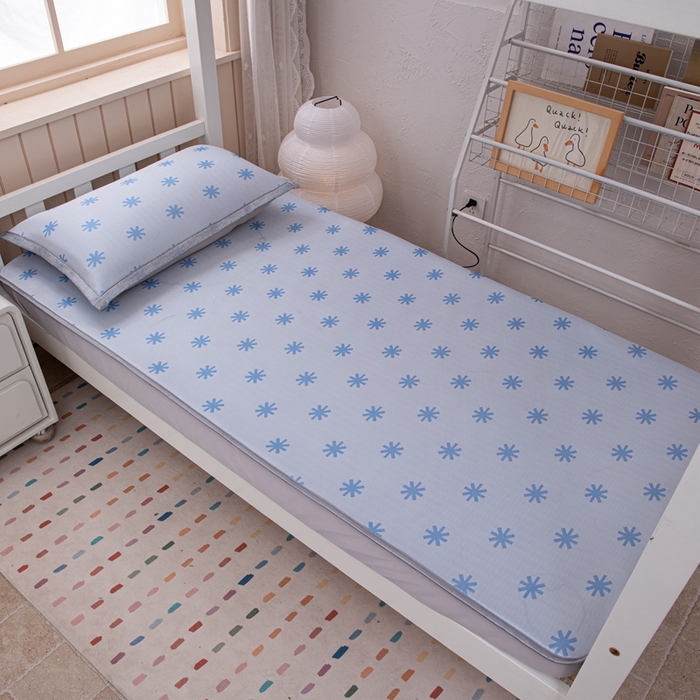 91家纺网 家纺一手货源 找家纺 凌云家纺  2025新款提花凉感冰丝席床笠款三明治凉席三件套 雪漾-蓝