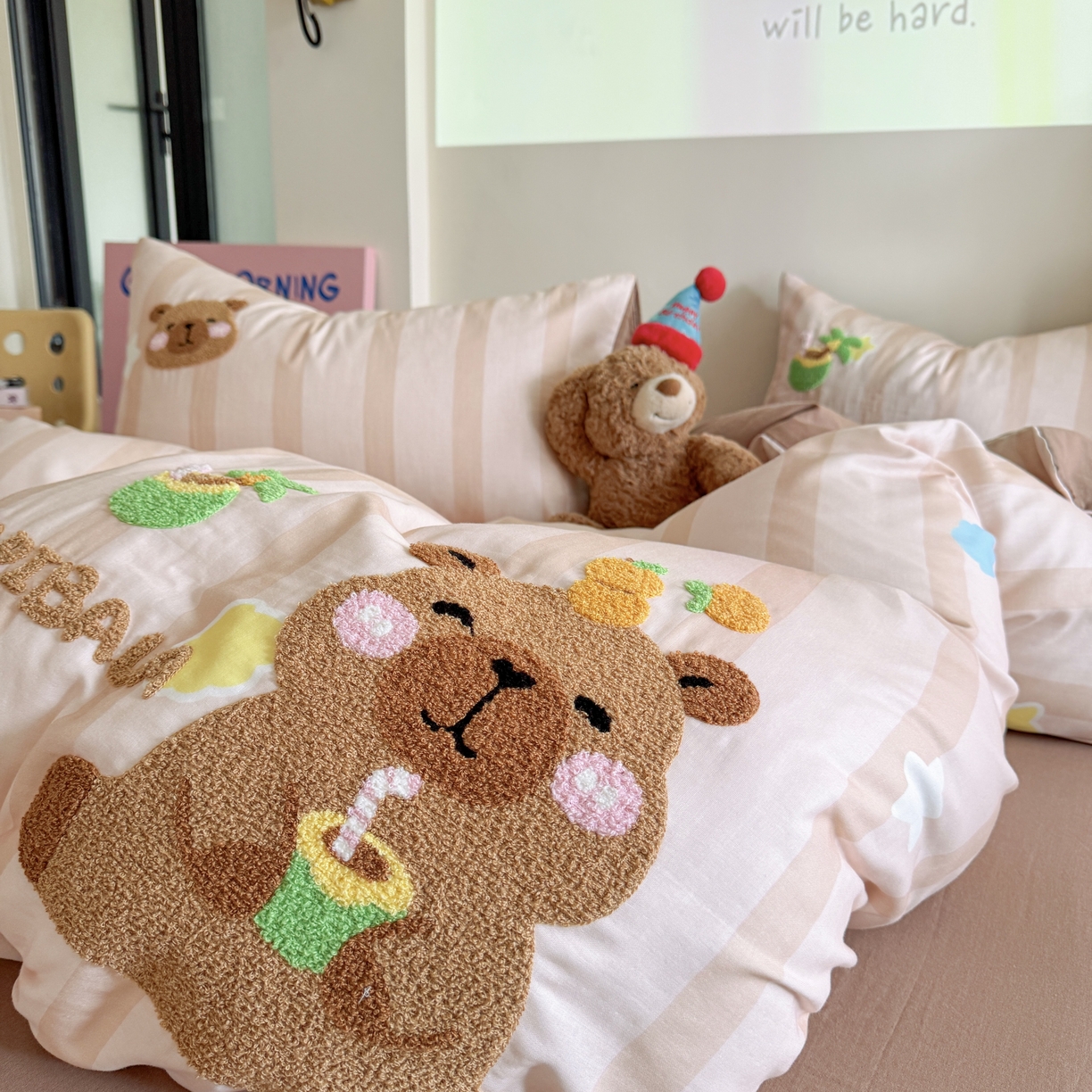 91家纺网 家纺一手货源 找家纺 柚子 2025春夏新款全棉纯棉双层纱毛巾绣四件套 椰子卡皮巴拉