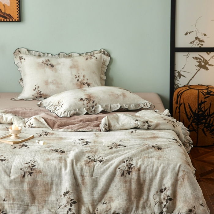 91家纺网 家纺一手货源 找家纺 安莱生活 2025新款全棉精梳棉双层纱绉纱数码印花夏凉被 云屿间-咖  夏被