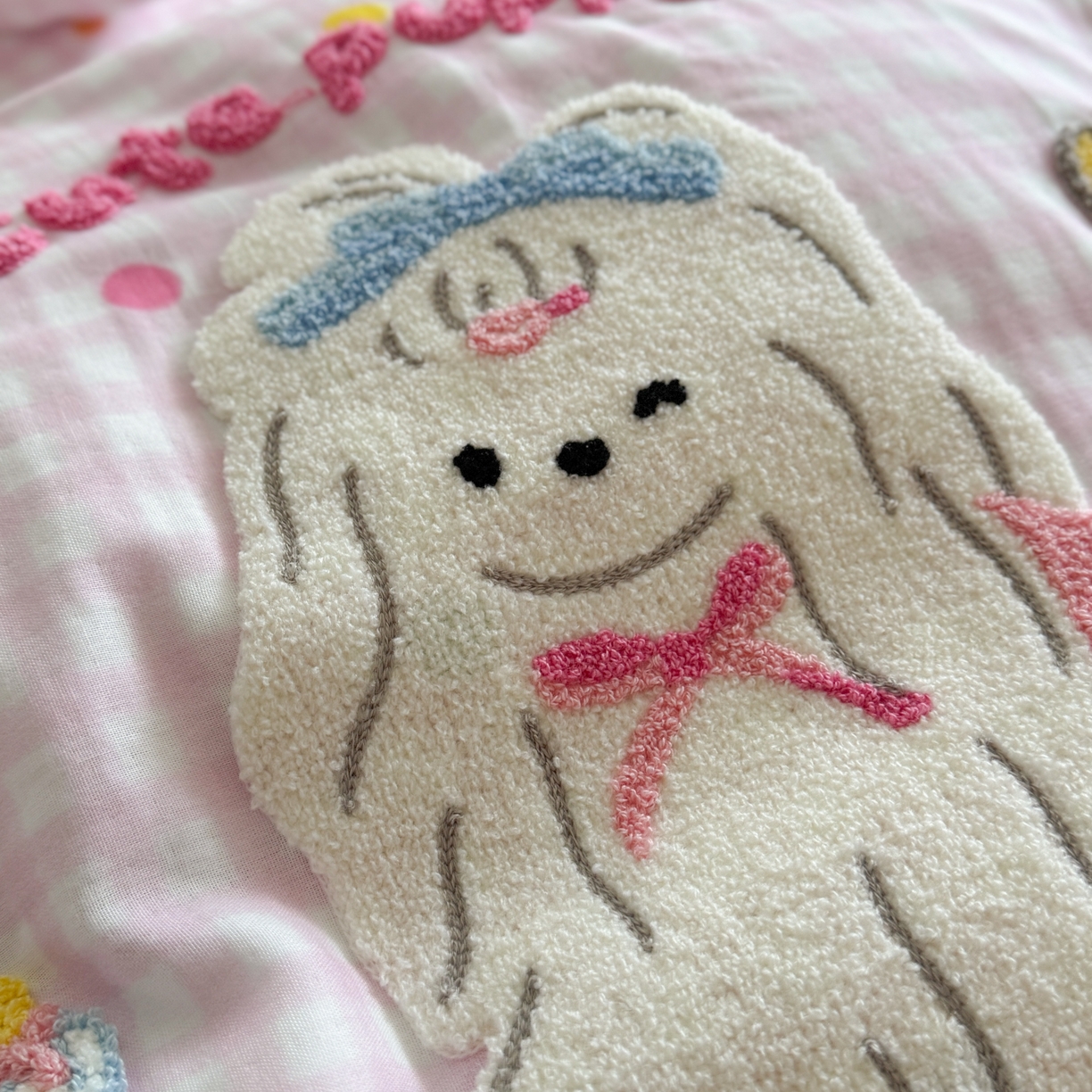 91家纺网 家纺一手货源 找家纺 柚子 2025春夏新款全棉纯棉双层纱毛巾绣四件套 美蒂狗