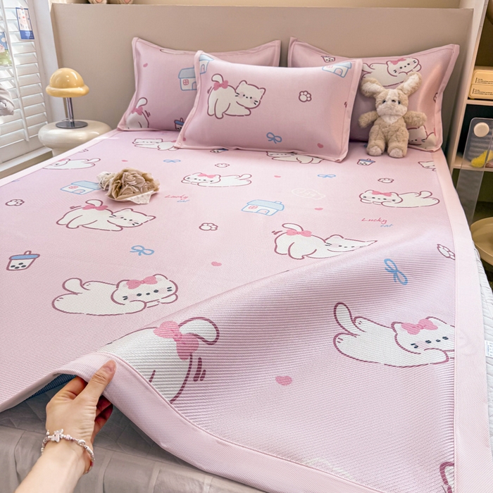 91家纺网 家纺一手货源 找家纺 2025新款懒猫600D数码印花冰藤凉席 奶茶猫咪