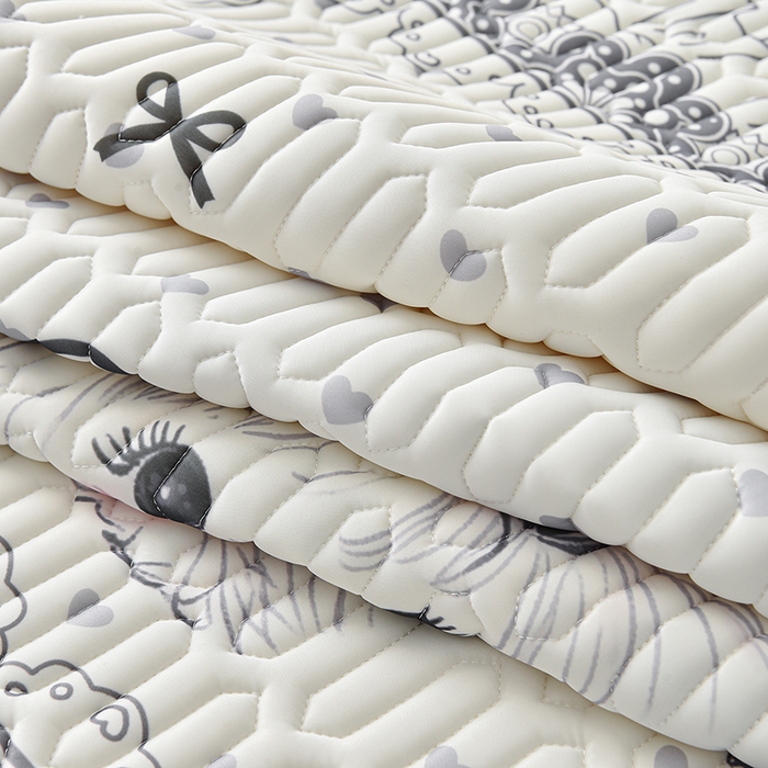 91家纺网 家纺一手货源 找家纺 炫拼家纺 2025新款凉感丝印花床裙款乳胶凉席三件套 玛丽狗