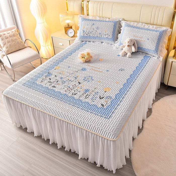 91家纺网 家纺一手货源 找家纺 炫拼家纺 2025新款凉感丝印花床裙款乳胶凉席三件套 夏薇花