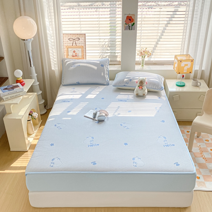 91家纺网 家纺一手货源 找家纺 （总）春寻家纺 2025新款直播爆款卡皮巴拉系列凉豆豆冰丝凉席三件套床单款床笠款可水洗机洗夏季凉感冰豆豆空调席软席子