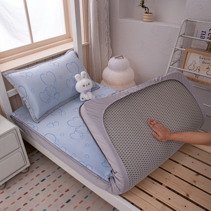 91家纺网 家纺一手货源 找家纺 凌云家纺  2025新款提花凉感冰丝席床笠款三明治凉席三件套 心海-蓝