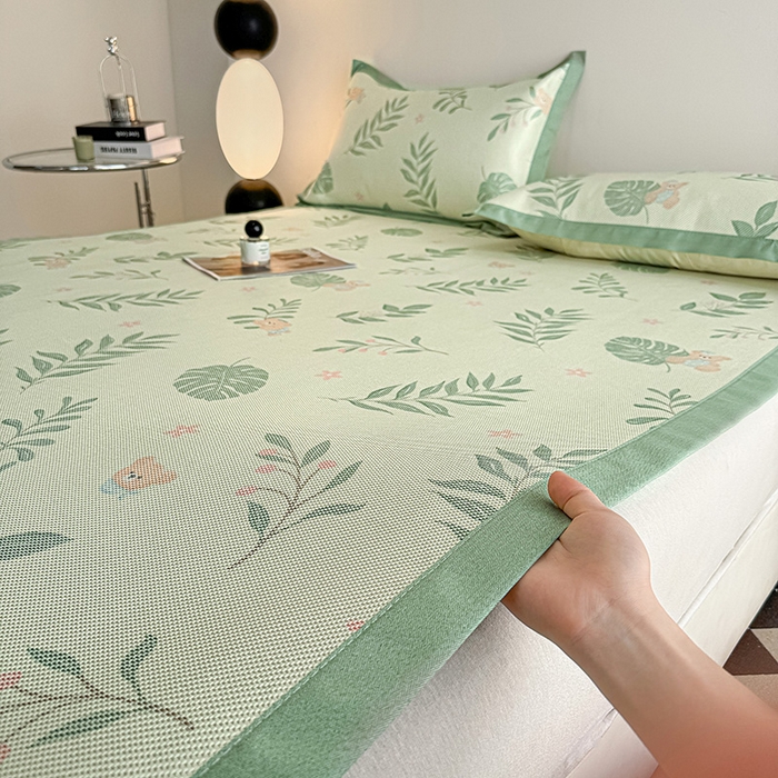 91家纺网 家纺一手货源 找家纺 格真2025新款简约印花冰藤席席子凉席 树叶与熊