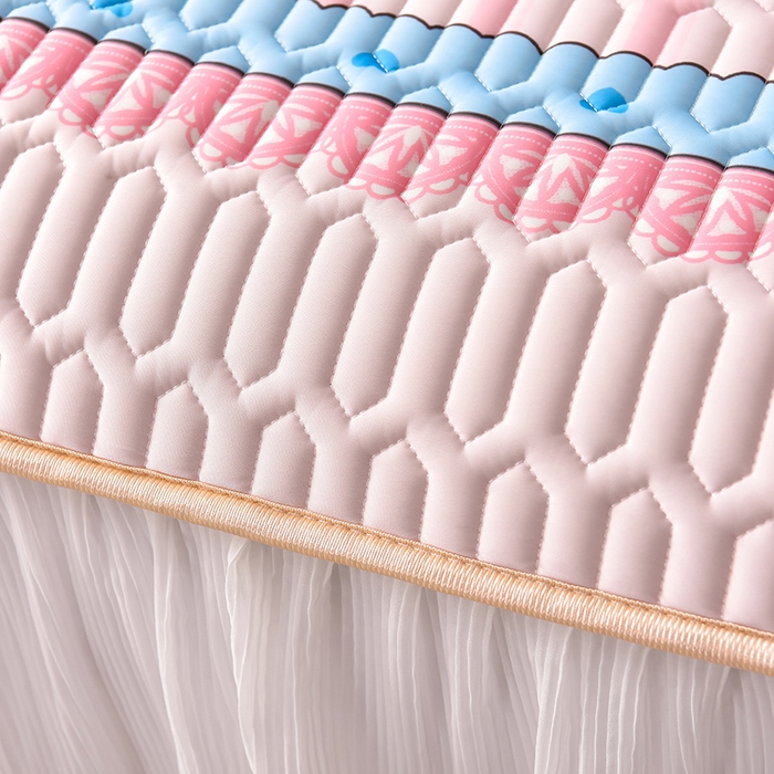 91家纺网 家纺一手货源 找家纺 炫拼家纺 2025新款凉感丝印花床裙款乳胶凉席三件套 美美龙