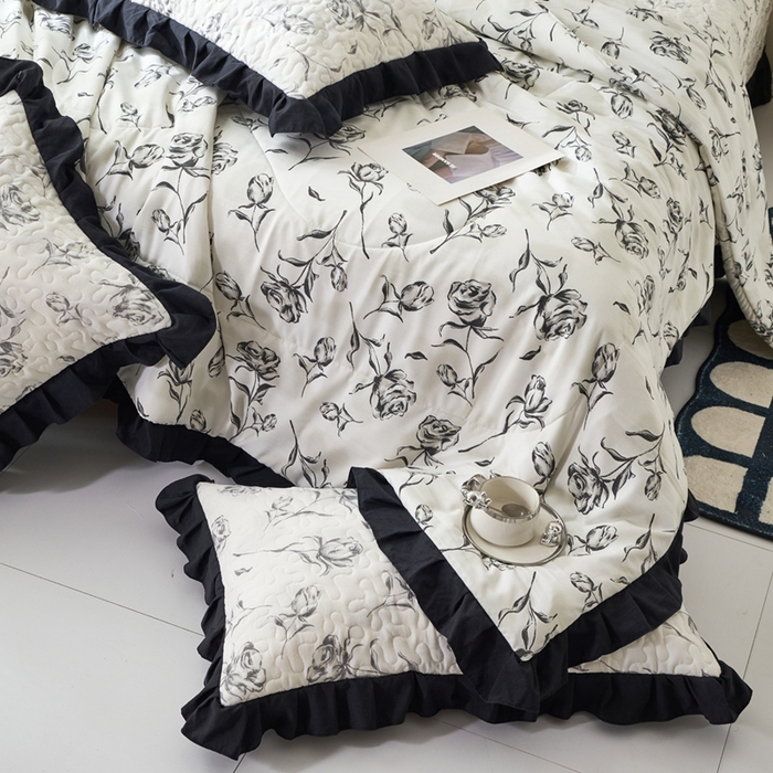 91家纺网 家纺一手货源 找家纺 蝶帕家纺 2025新款法式赫本风韩版花边床盖款夏被四件套 水墨玫瑰