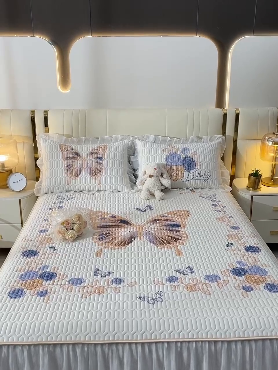 91家纺网 家纺一手货源 找家纺 炫拼家纺 2025新款凉感丝印花床裙款乳胶凉席三件套 蝶恋