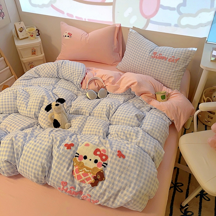91家纺网 家纺一手货源 找家纺 2025新款专版高克重超萌卡通格子双拼毛巾绣软糯糯水洗棉四件套（场景二） 冰淇淋kt