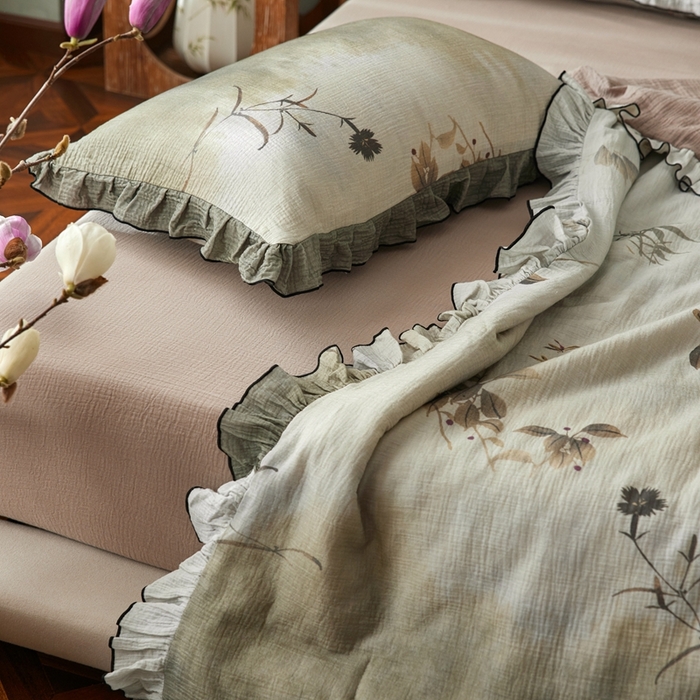 91家纺网 家纺一手货源 找家纺 安莱生活 2025新款全棉精梳棉双层纱绉纱数码印花夏凉被 烟雨江南-绿  夏被