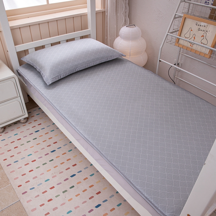 91家纺网 家纺一手货源 找家纺 凌云家纺  2025新款提花凉感冰丝席床笠款三明治凉席三件套 菱格-灰