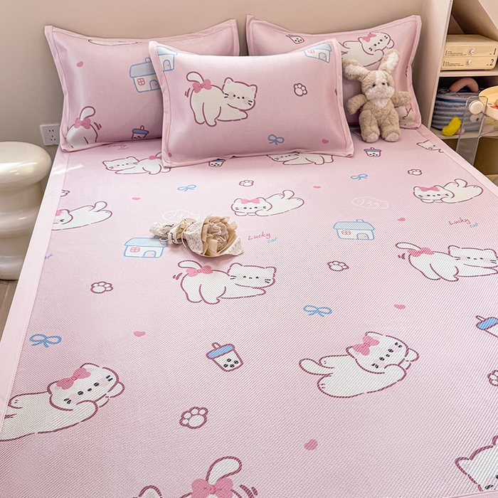 91家纺网 家纺一手货源 找家纺 2025新款懒猫600D数码印花冰藤凉席 奶茶猫咪