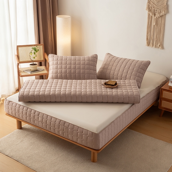 91家纺网 家纺一手货源 找家纺 叠派家纺 2025新款5A抗菌A类夹棉床笠经典款防水款系列 五面夹棉-经典格奶昔驼