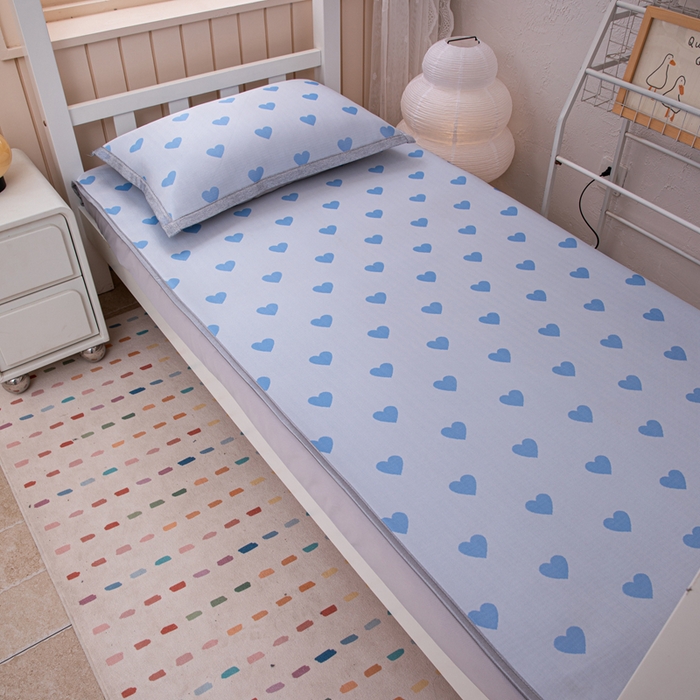 91家纺网 家纺一手货源 找家纺 凌云家纺  2025新款提花凉感冰丝席床笠款三明治凉席三件套 甜心-蓝