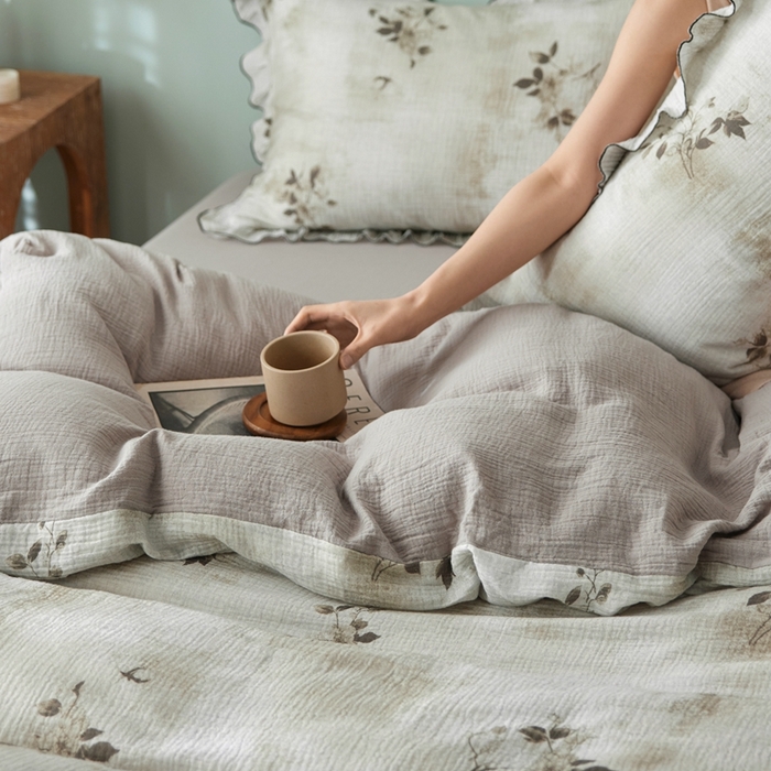 91家纺网 家纺一手货源 找家纺 安莱生活 2025新款全棉精梳棉双层纱绉纱数码印花四件套 云屿间-绿