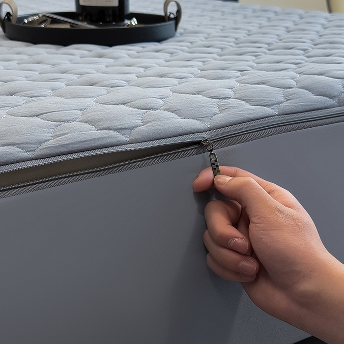 91家纺网 家纺一手货源 找家纺 叠派家纺 2025新款5A抗菌A类夹棉床笠经典款防水款系列 灰蓝-梅花经典款