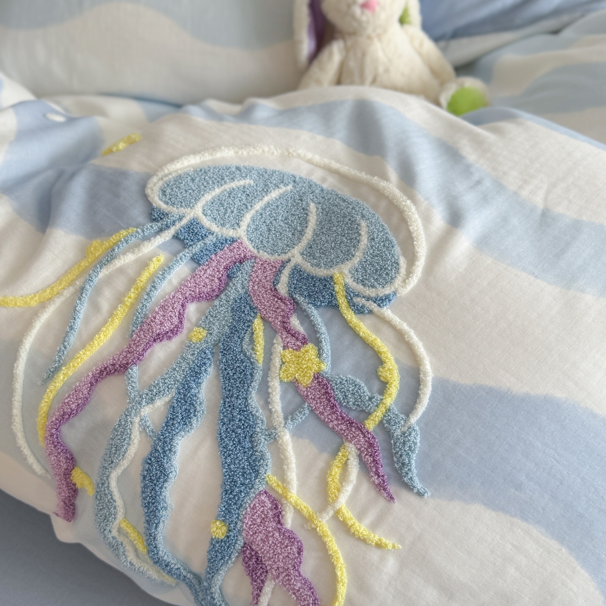 91家纺网 家纺一手货源 找家纺 柚子 2025春夏新款全棉纯棉双层纱毛巾绣四件套 水母