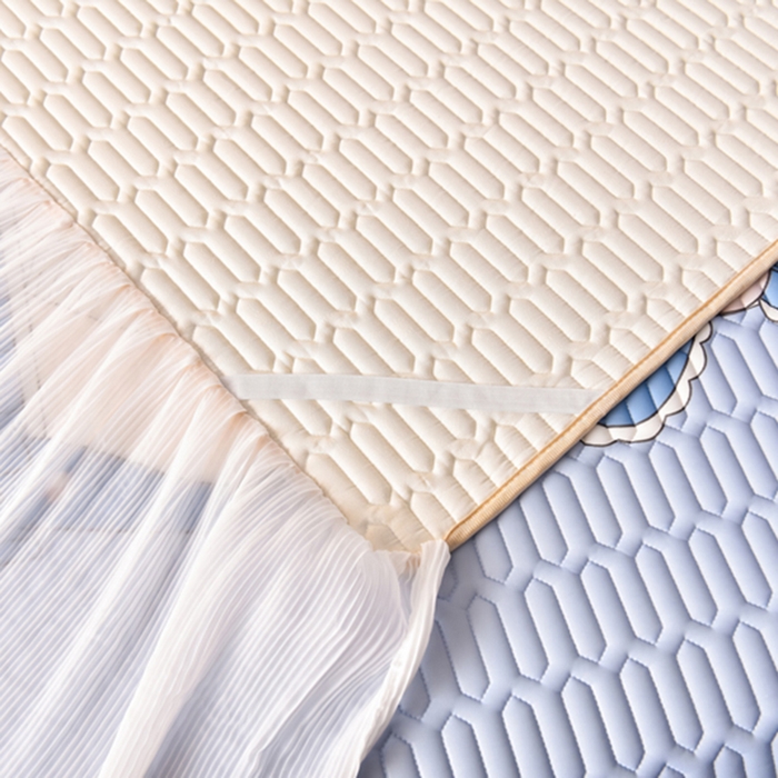 91家纺网 家纺一手货源 找家纺 炫拼家纺 2025新款凉感丝印花床裙款乳胶凉席三件套 艾莉公主