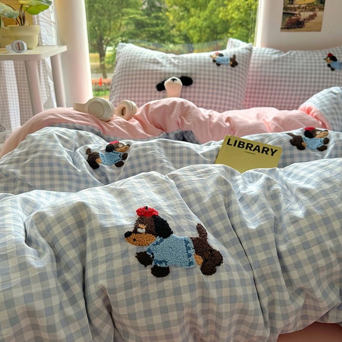 91家纺网 家纺一手货源 找家纺 耀达家居 2025新款A类水洗棉毛巾绣四件套 蓝格腊肠狗