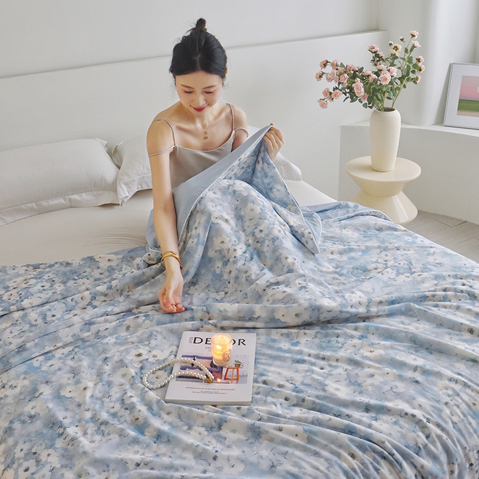 91家纺网 家纺一手货源 找家纺 梦恬佳 2025新款印花凉感丝夏凉被 桃花源绿