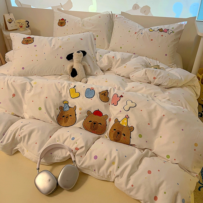 91家纺网 家纺一手货源 找家纺 2025新款专版高克重超萌卡通格子双拼毛巾绣软糯糯水洗棉四件套（场景二） 糖果卡皮巴拉