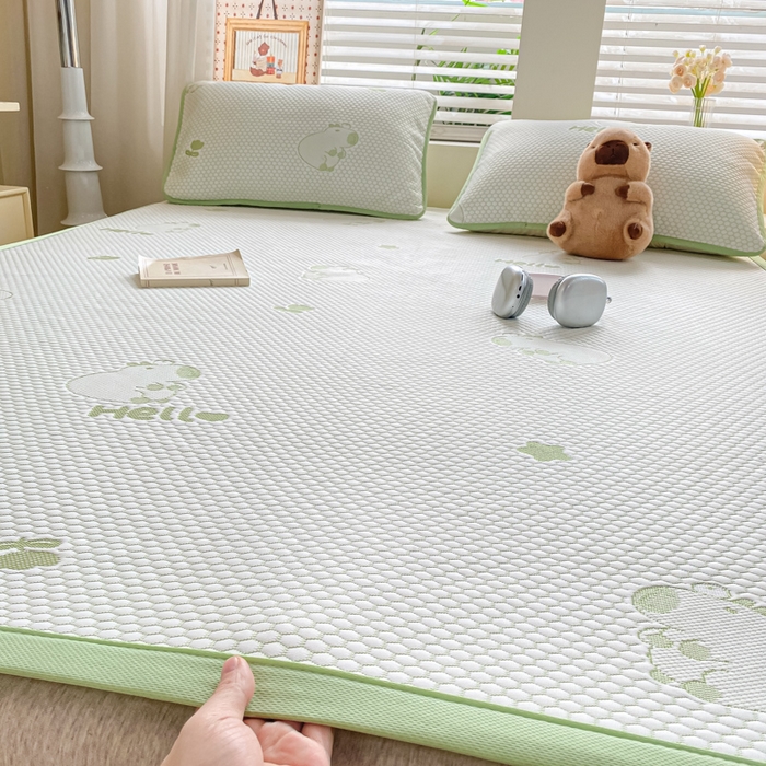 91家纺网 家纺一手货源 找家纺 春寻家纺 2025新款冰豆豆冰丝凉席-卡皮巴拉系列 床单款-卡皮巴拉-绿