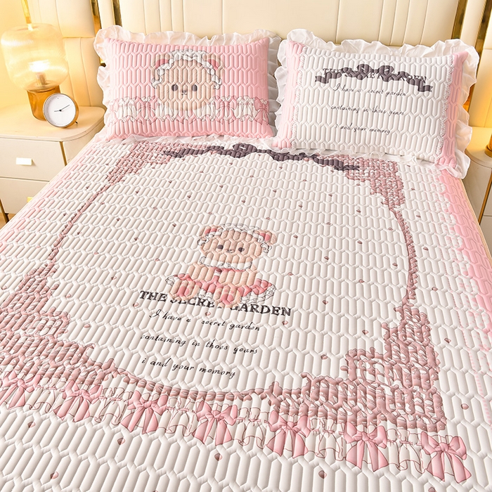 91家纺网 家纺一手货源 找家纺 炫拼家纺 2025新款凉感丝印花床裙款乳胶凉席三件套 爱丽丝小熊