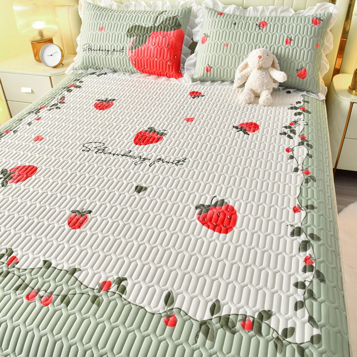 91家纺网 家纺一手货源 找家纺 炫拼家纺 2025新款凉感丝印花床裙款乳胶凉席三件套 草莓园