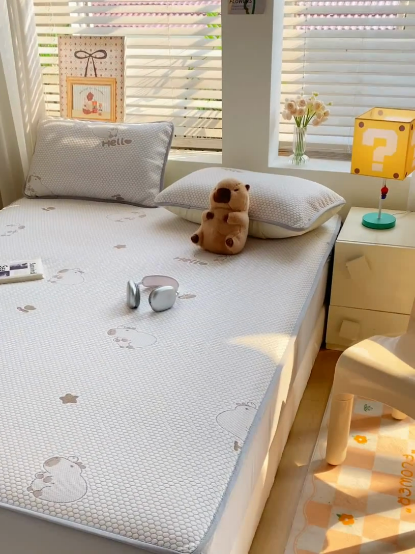 91家纺网 家纺一手货源 找家纺 春寻家纺 2025新款冰豆豆冰丝凉席-卡皮巴拉系列 床笠款-卡皮巴拉-咖