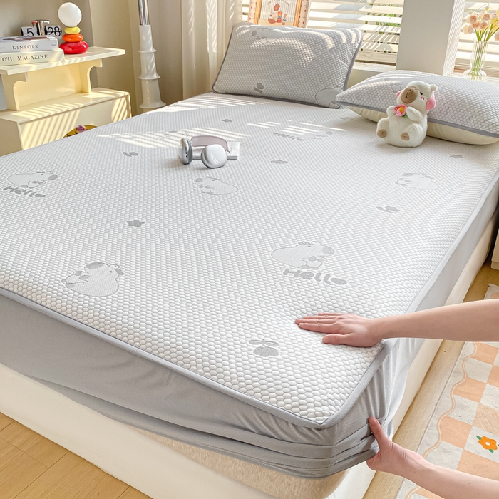 91家纺网 家纺一手货源 找家纺 春寻家纺 2025新款冰豆豆冰丝凉席-卡皮巴拉系列 床笠款-卡皮巴拉-灰