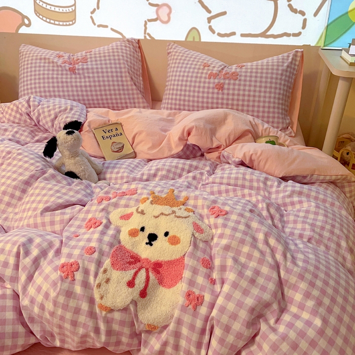 91家纺网 家纺一手货源 找家纺 2025新款专版高克重超萌卡通格子双拼毛巾绣软糯糯水洗棉四件套（场景二） 蝴蝶结羊驼