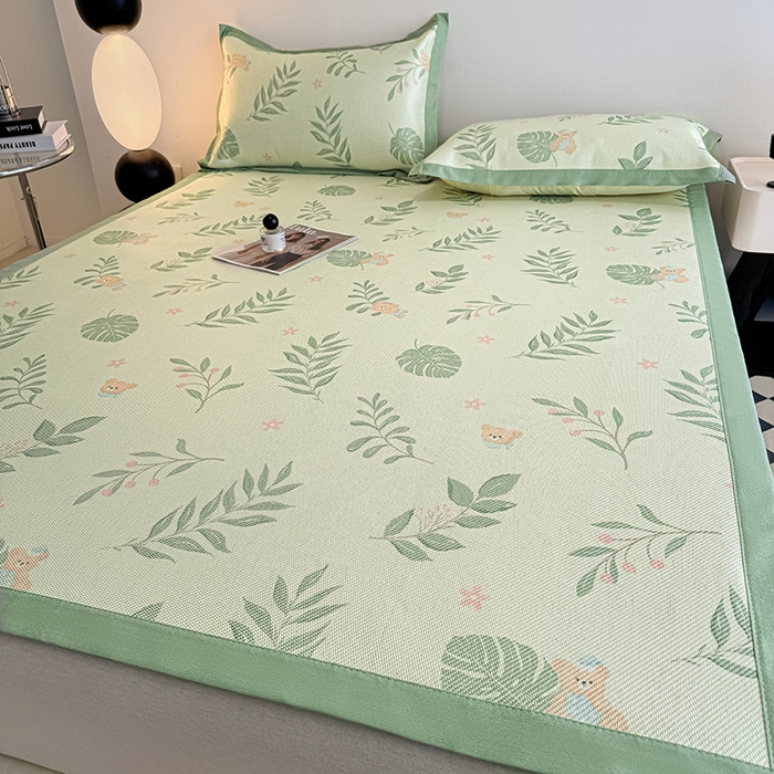 91家纺网 家纺一手货源 找家纺 格真2025新款简约印花冰藤席席子凉席 树叶与熊