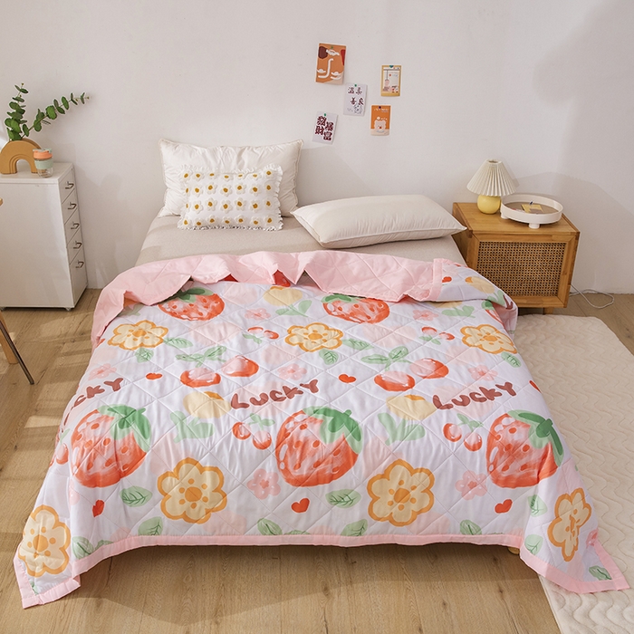 91家纺网 家纺一手货源 找家纺 富艺隆 2025新款超声波亲肤绒夏被夏凉被直播爆款超声波夏被空调被 草莓物语