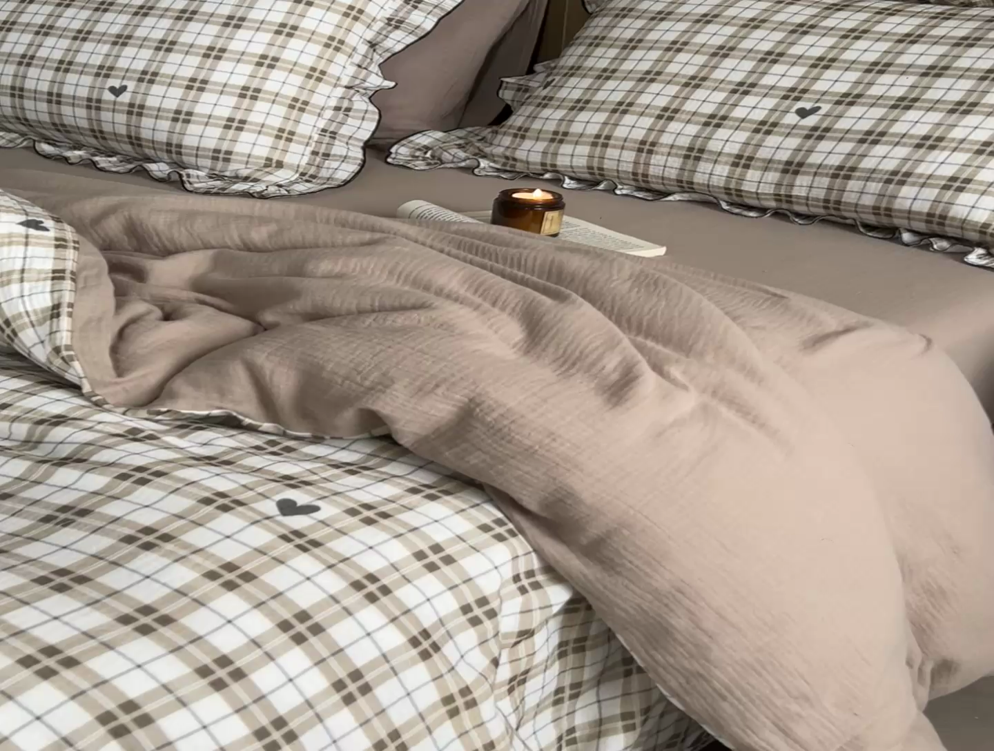 91家纺网 家纺一手货源 找家纺 安莱生活 2025新款全棉精梳棉双层纱绉纱数码印花四件套 海派甜心-卡其