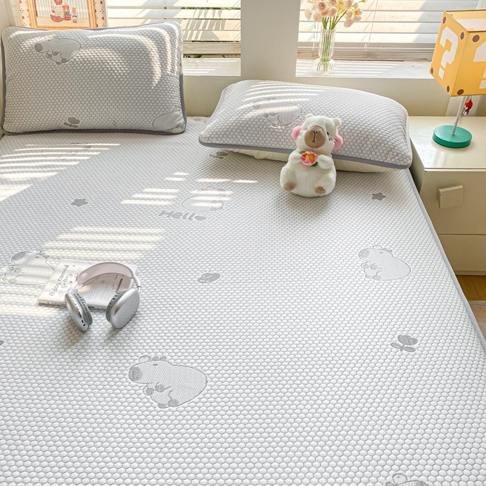 91家纺网 家纺一手货源 找家纺 春寻家纺 2025新款冰豆豆冰丝凉席-卡皮巴拉系列 床笠款-卡皮巴拉-灰