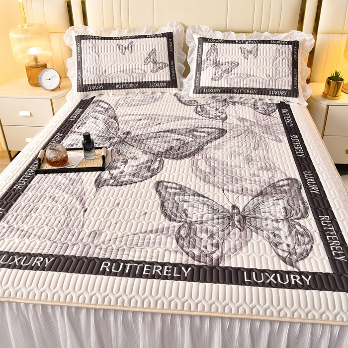 91家纺网 家纺一手货源 找家纺 炫拼家纺 2025新款凉感丝印花床裙款乳胶凉席三件套 梦幻蝶