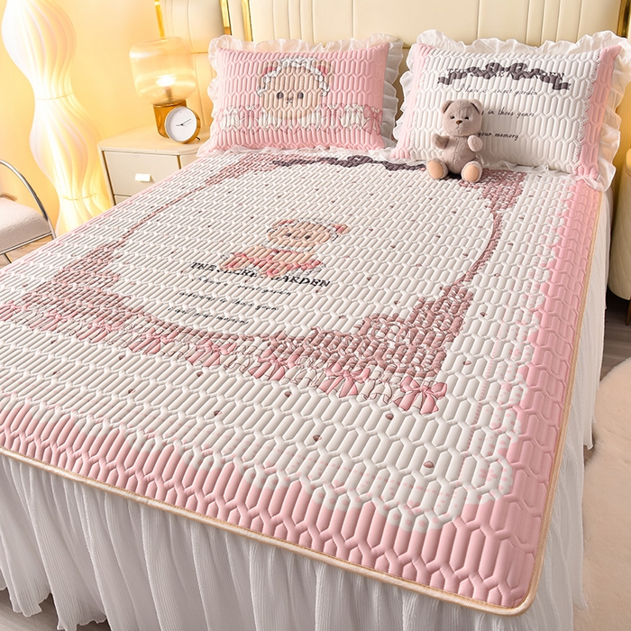 91家纺网 家纺一手货源 找家纺 炫拼家纺 2025新款凉感丝印花床裙款乳胶凉席三件套 爱丽丝小熊