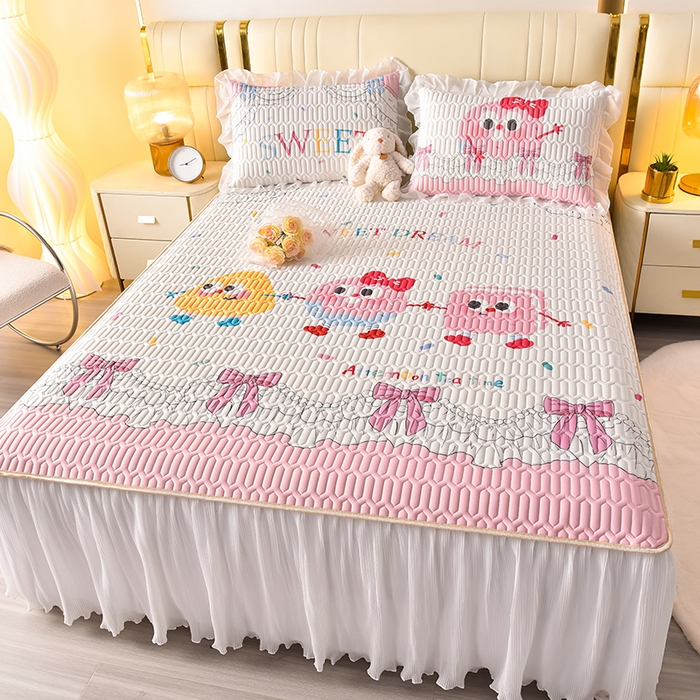 91家纺网 家纺一手货源 找家纺 炫拼家纺 2025新款凉感丝印花床裙款乳胶凉席三件套 甜心派