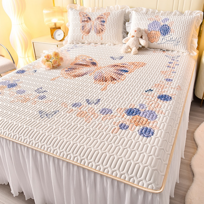 91家纺网 家纺一手货源 找家纺 炫拼家纺 2025新款凉感丝印花床裙款乳胶凉席三件套 蝶恋