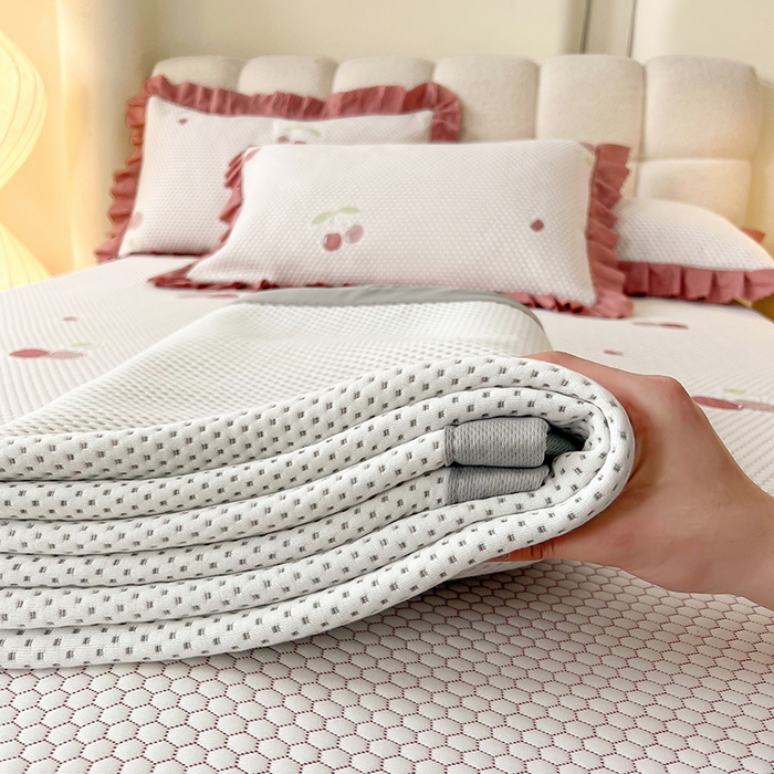 91家纺网 家纺一手货源 找家纺 2025新款A类冰豆豆提花凉席床盖 床盖款-樱桃-豆沙