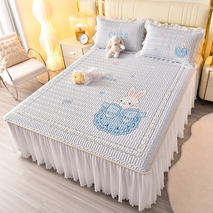 91家纺网 家纺一手货源 找家纺 炫拼家纺 2025新款凉感丝印花床裙款乳胶凉席三件套 芭比兔