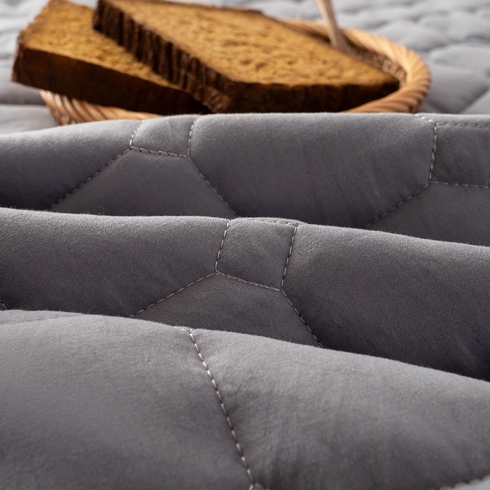 91家纺网 家纺一手货源 找家纺 叠派家纺 2025新款5A抗菌A类夹棉床笠经典款防水款系列 包边款-经典格月光灰