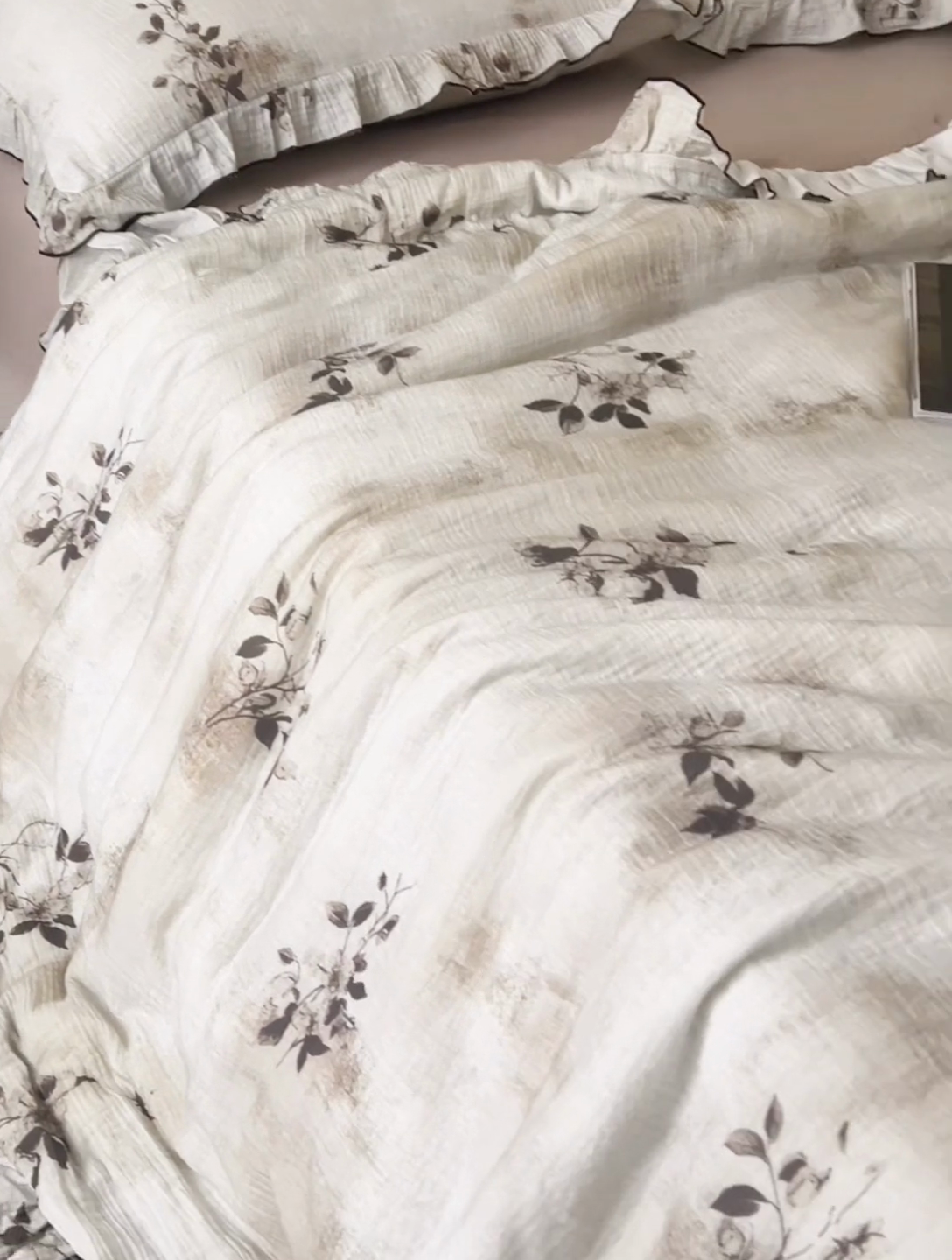 91家纺网 家纺一手货源 找家纺 安莱生活 2025新款全棉精梳棉双层纱绉纱数码印花夏凉被 烟雨江南-咖  夏被