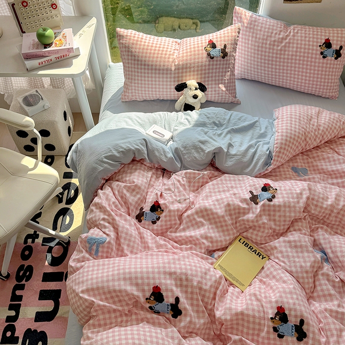 91家纺网 家纺一手货源 找家纺 耀达家居 2025新款A类水洗棉毛巾绣四件套 粉格腊肠狗