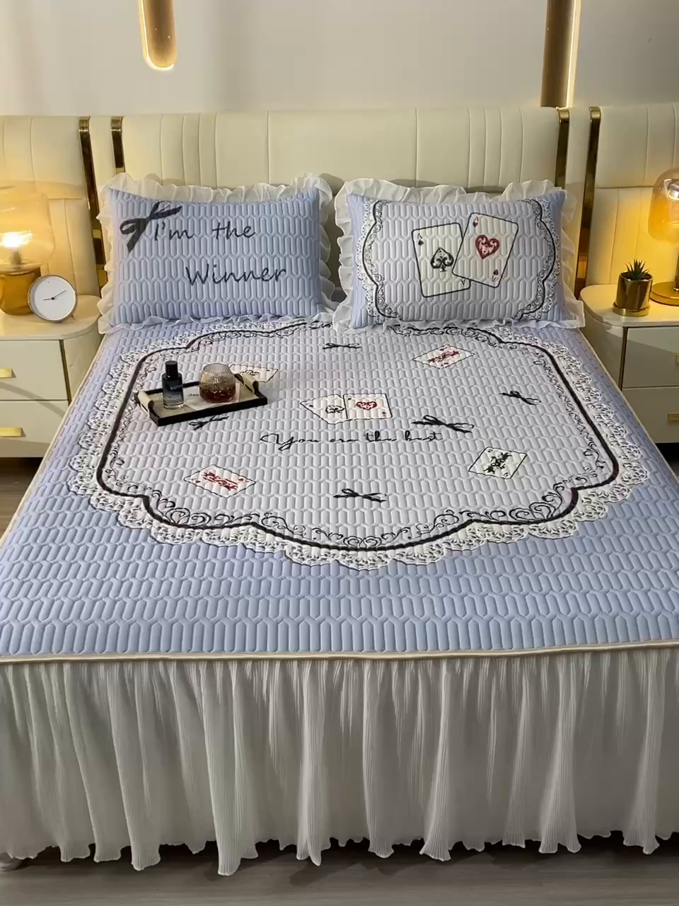 91家纺网 家纺一手货源 找家纺 炫拼家纺 2025新款凉感丝印花床裙款乳胶凉席三件套 雅典娜